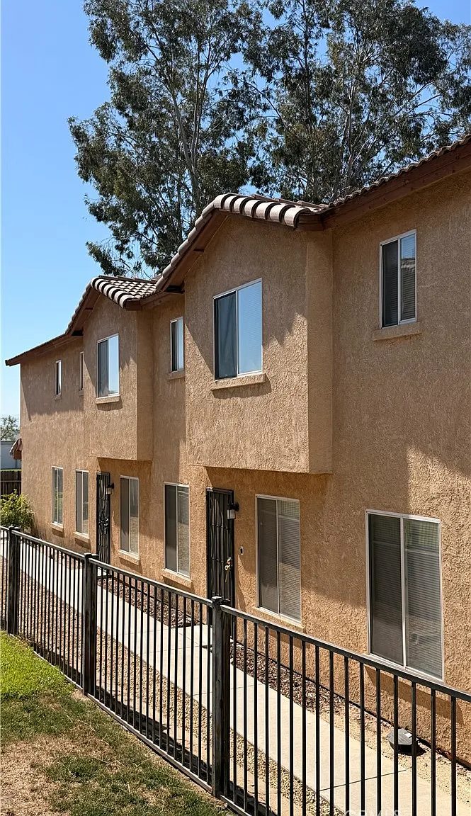 3 bed, 1072 sqft, $1,650 — Photo 1