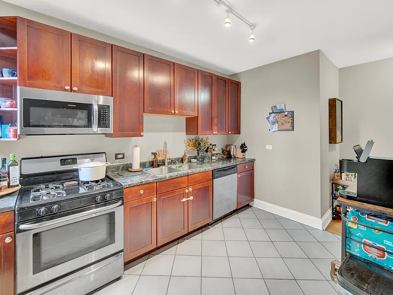 650 W Wellington Ave — Photo 28