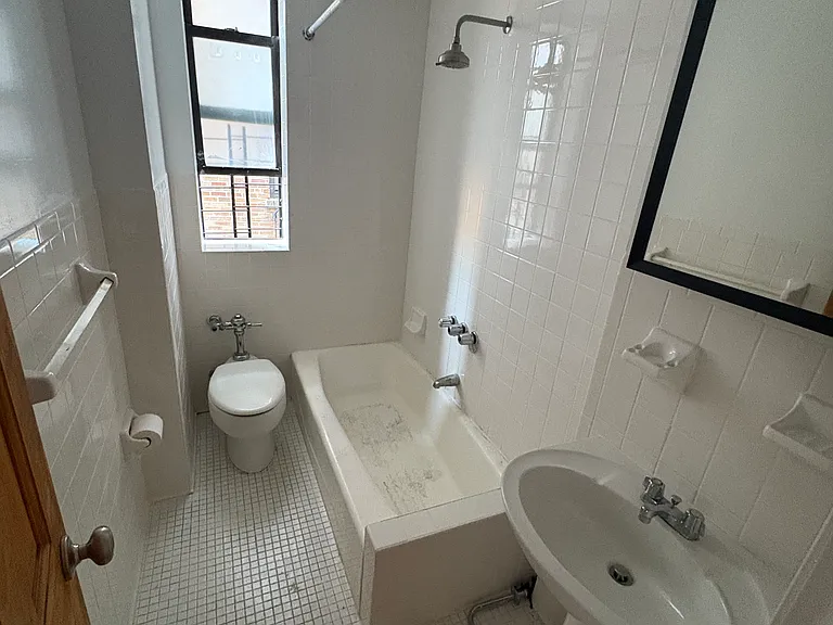2860 Buhre Ave #3C — Photo 7