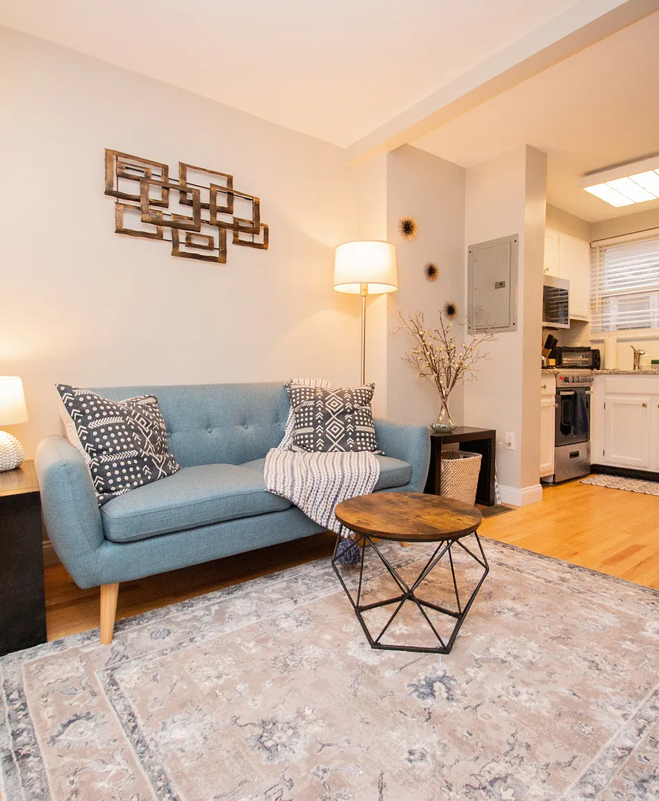 2 bed, 1.5 bath, 900 sqft, $6,825 — Photo 2