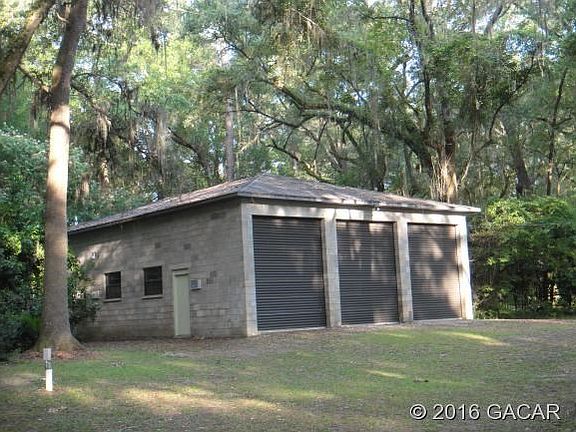 Concrete block w 4 AC units