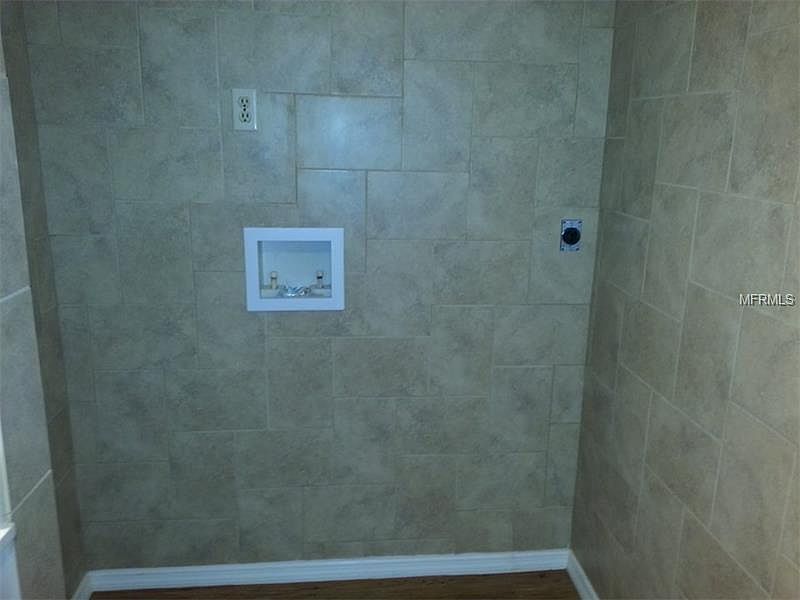 1st image of 221 Acorn Dr