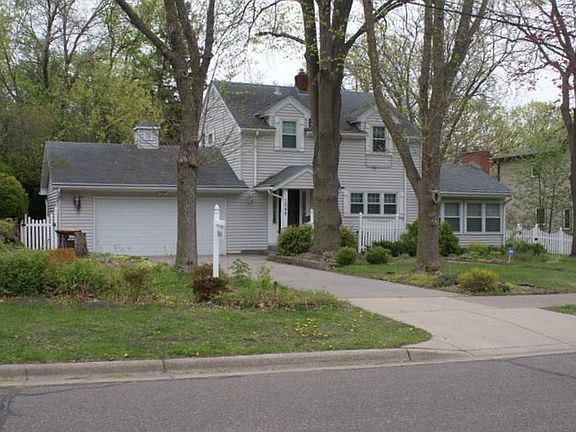 2nd image of 1048 Summit Ave