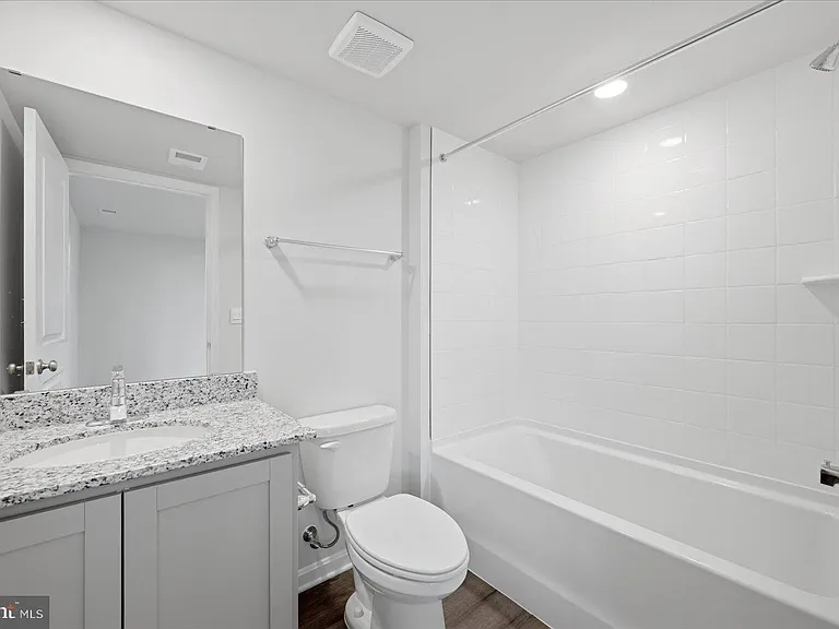 122 Bowers St — Photo 9