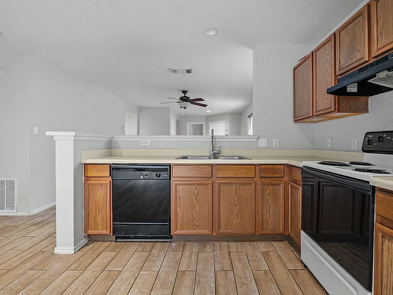323 Amberdale Oak — Photo 11
