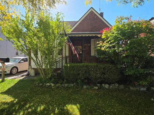 19692 Roscommon St, Harper Woods, MI 48225