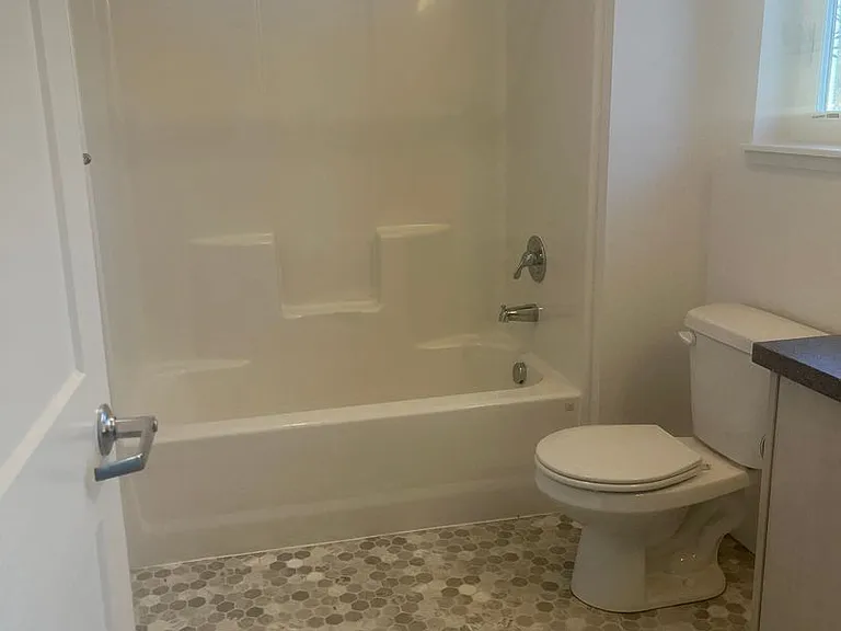 1610 SW Juniper Ave #101 — Photo 3