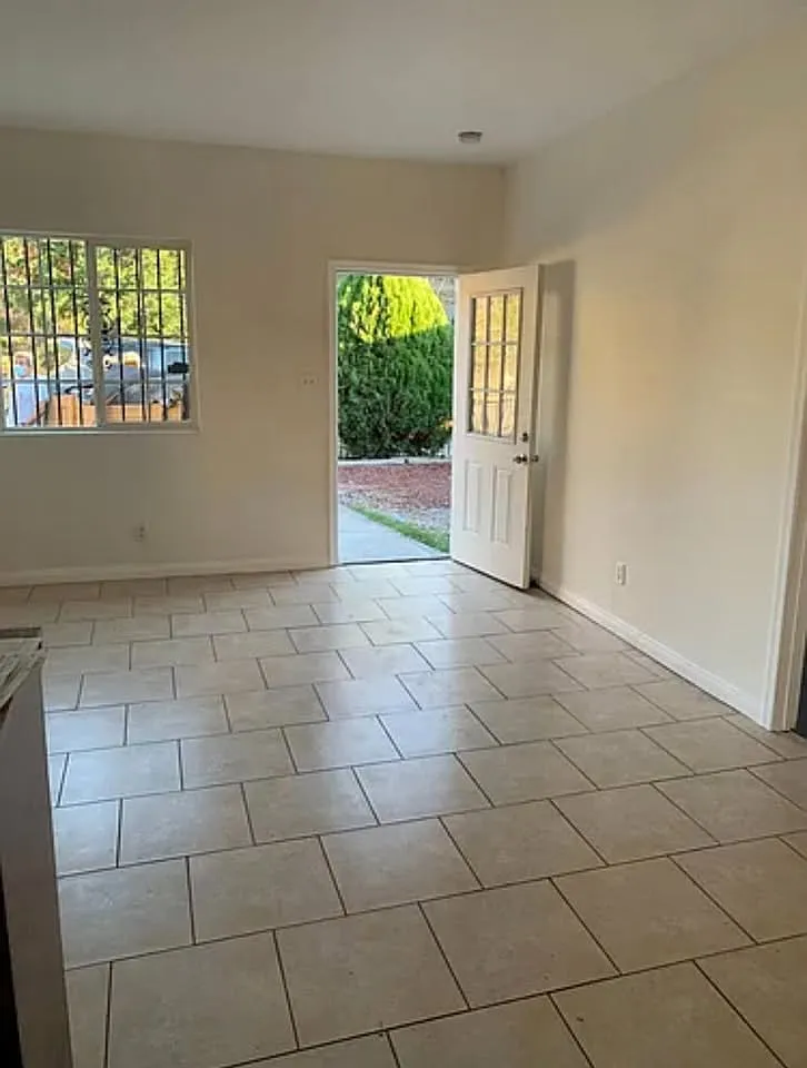 3 bed, 1000 sqft, $3,500 — Photo 2