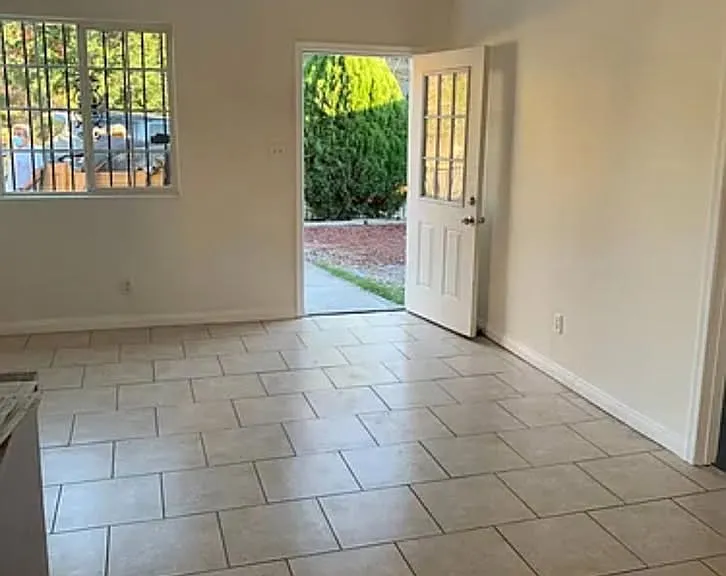 439 N Mountain View Ave — Photo 2