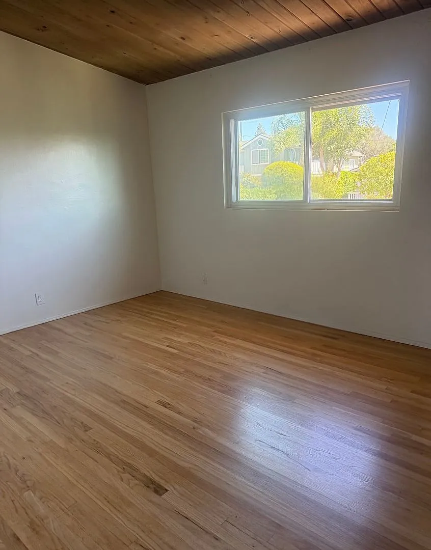 19 Oak Street — Photo 2