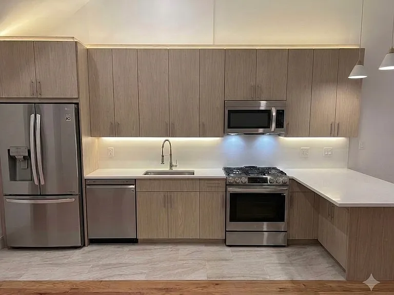 243 W 14th St #1R — Photo 2