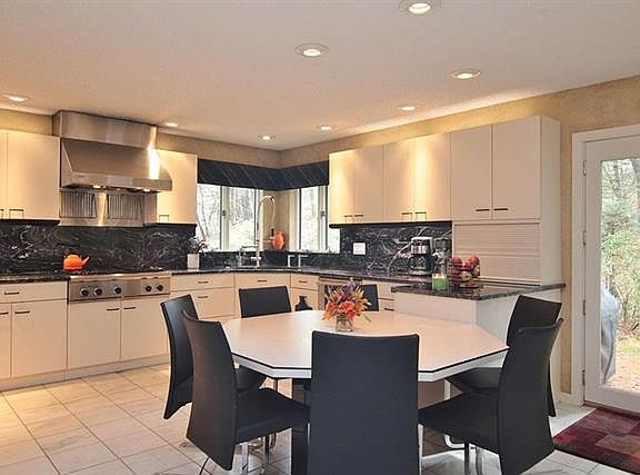 2nd image of 11 Summerfield Ln
