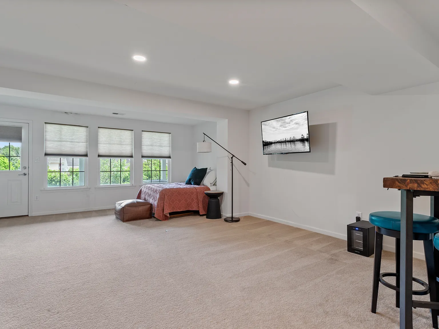 3 bed, 3.5 bath, 2100 sqft, $2,500 — Photo 3