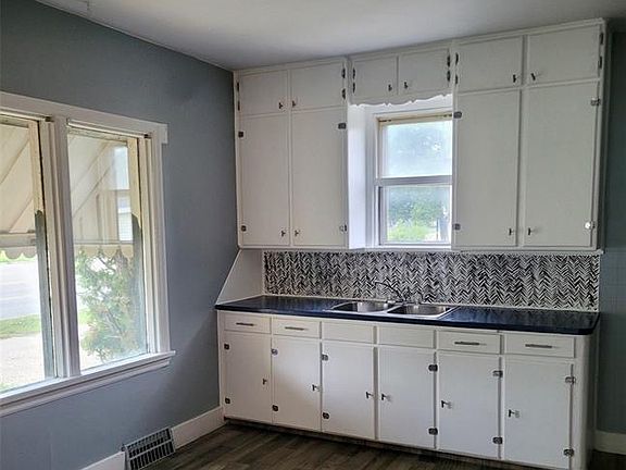 3rd image of 211 Broadway St W