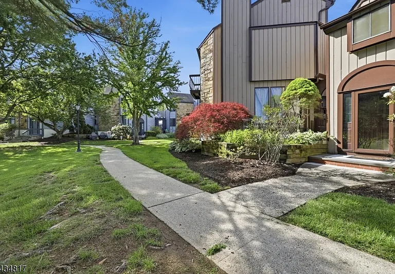 15 Delbarton Ct — Photo 4