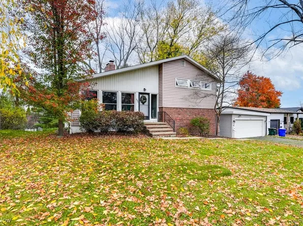 2740 Cedar Hill Rd, Cuyahoga Falls, OH 44223