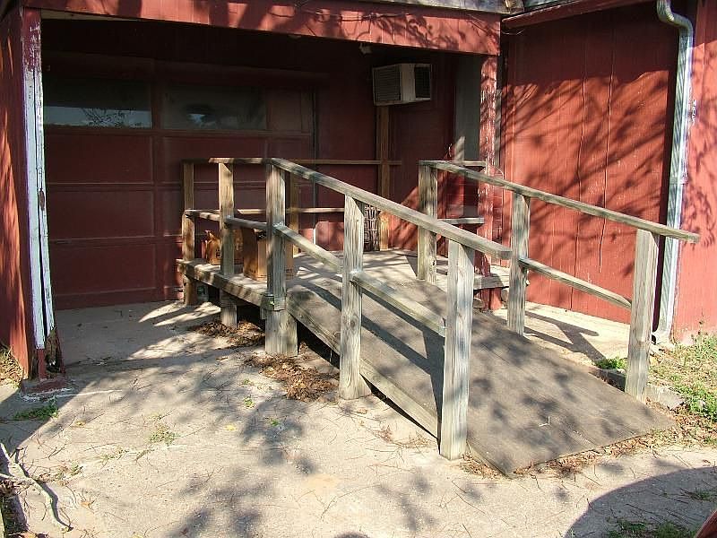 1st image of 405 E King Ave