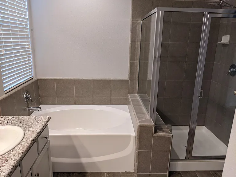 2216 Lombard Ln — Photo 17