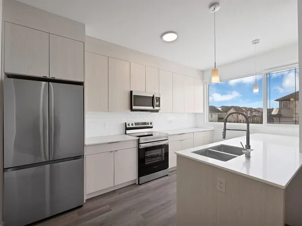 105 W Panatella Sq NW, Calgary, AB T3K 0T4