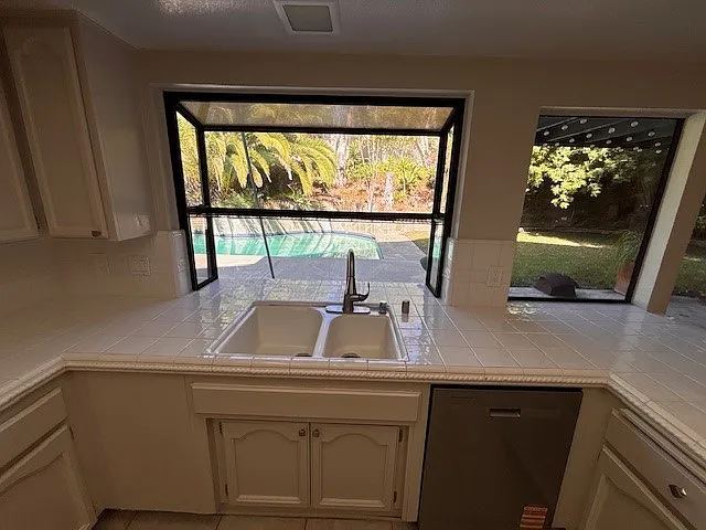 4 bed, 3.5 bath, 2450 sqft, $5,900 — Photo 2