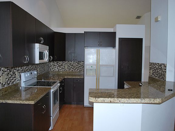 4th image of 740 Sand Creek Cir