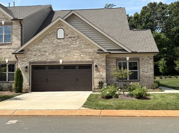 1048 Beechcraft Dr, Mebane, NC 27299