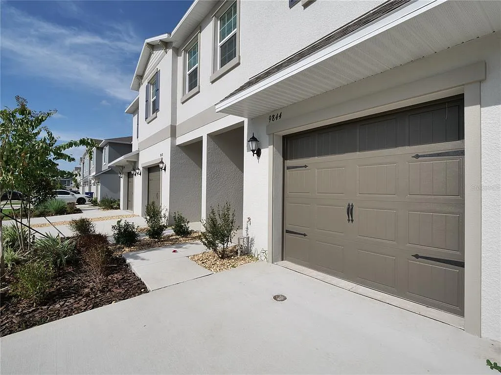 3 bed, 2.5 bath, 1666 sqft, $2,150 — Photo 3