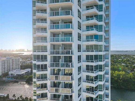 4th image of 4401 Collins Avenue #2701