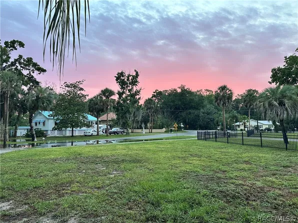 1115 SE Kings Bay Dr, Crystal River, FL 34429