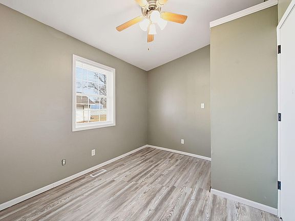 5th image of 211 Hackett St