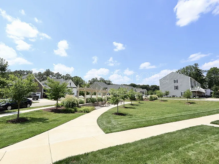 425 Randolph View Dr — Photo 4