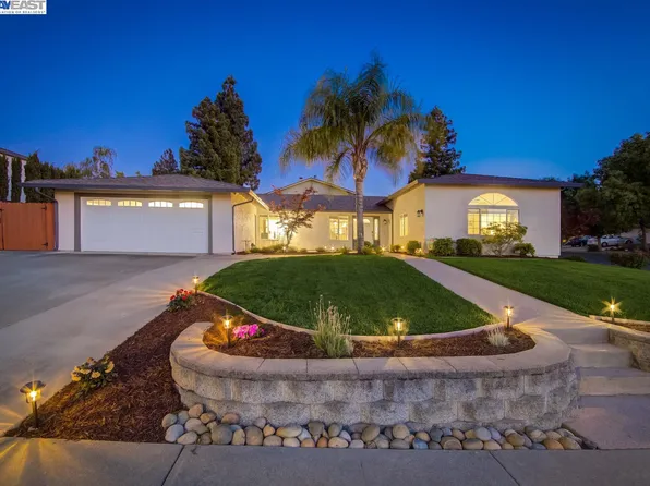 3298 Burgundy Dr, Pleasanton, CA 94566