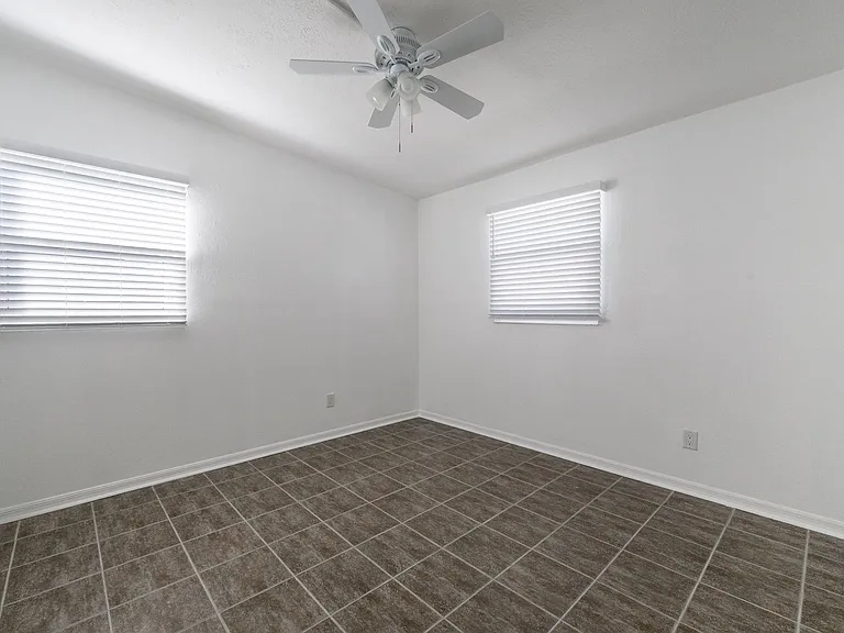 927 W Olympia Ave — Photo 28