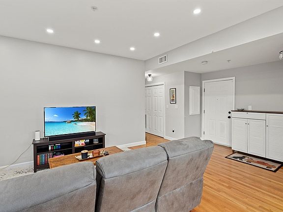 5th image of 895 Hyde Park Ave #2