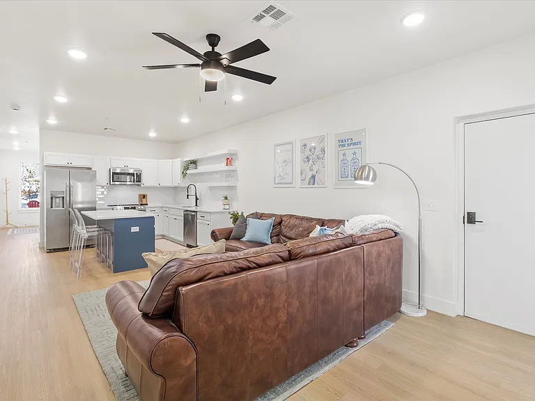 224 W Symmes St #201 — Photo 8