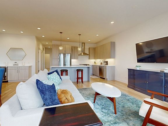 2nd image of 4805 N Claremont Ave Unit 402