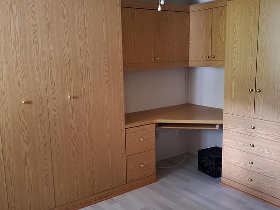 Built in Murphy Bed and desk
Lots of storage !
Large window and walk in closet