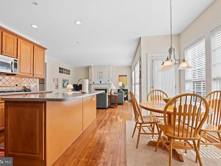 304 Arthur Ct — Photo 7