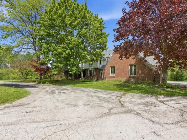 9090 N Greenbrook ROAD, River Hills, WI 53217