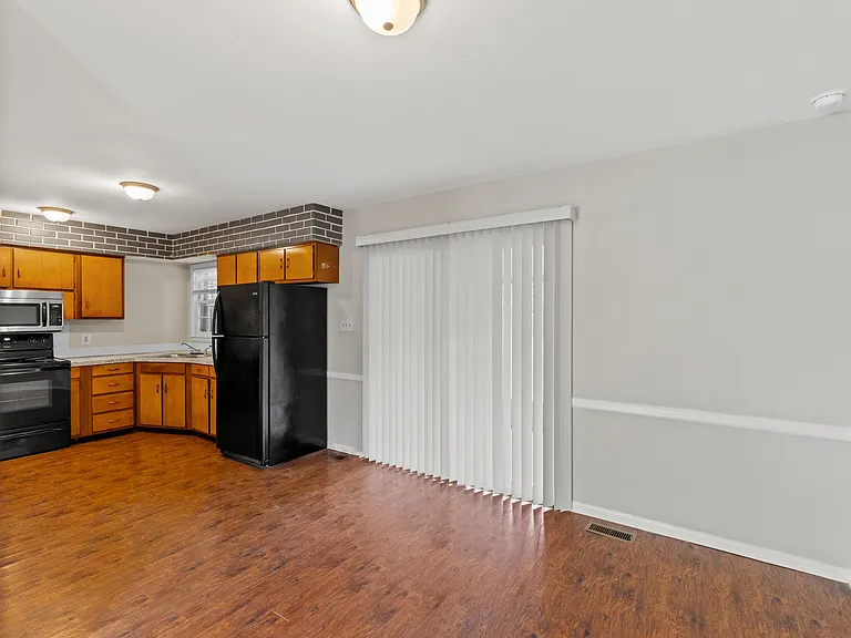 3560 Lansdowne Dr — Photo 5