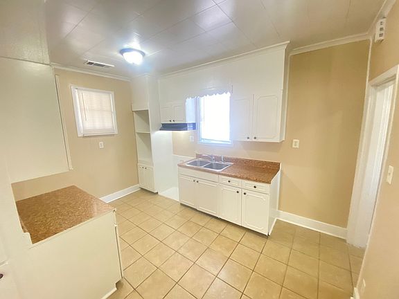 3rd image of 884 N Belvedere Blvd