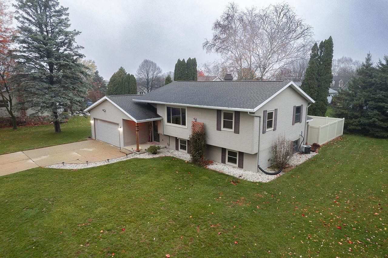 1017 Circle, Beaver Dam, WI 53916 Zillow