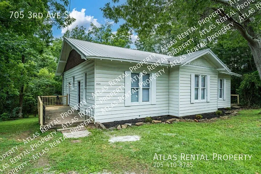 Stunning 4-Bedroom, 2-Bath Renovated Home — Photo 2