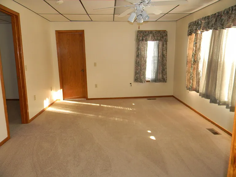 636 E Grand River Ave — Photo 3