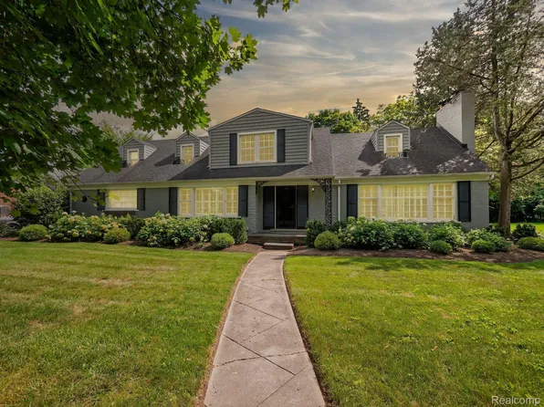 19085 Dolores Ave, Lathrup Village, MI 48076