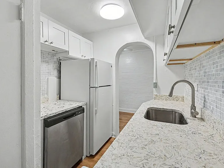 111 N Broadway #T5 — Photo 11