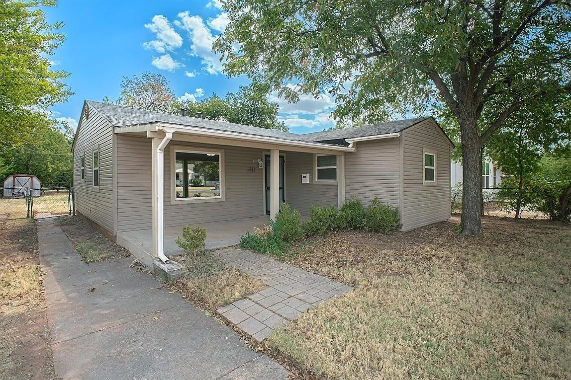 3 bed, 1.0 bath, 912 sqft, $1,200 — Photo 1