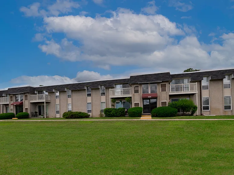 Embassy West Apartments — Photo 17