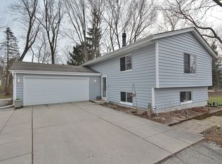 12445 N Center Dr, Mequon, WI