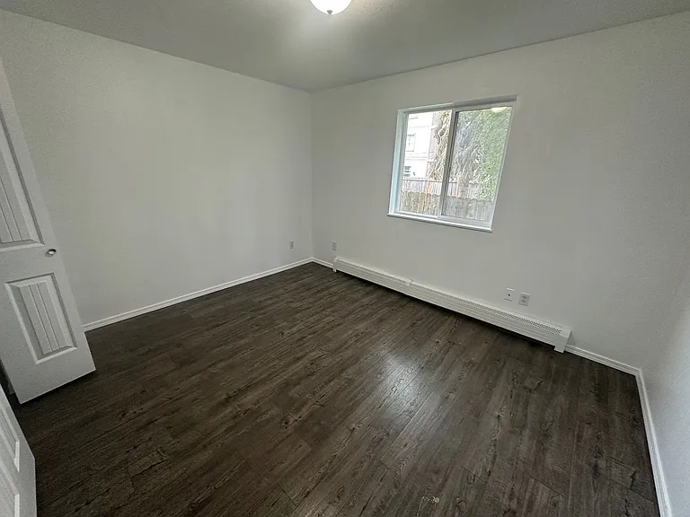 3404 Thompson Ave — Photo 6